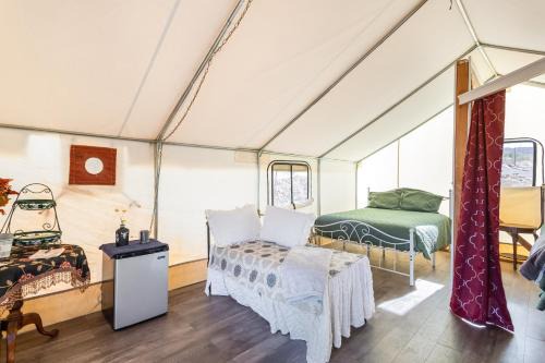 Silver Spur Homestead Luxury Glamping -The Tombstone