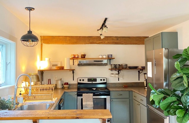 Silver Street Farmhouse Suite. Cozy apartment with great ski access!