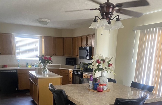 Simple Home in Fishers! Close to main highway, shopping and restaurants!