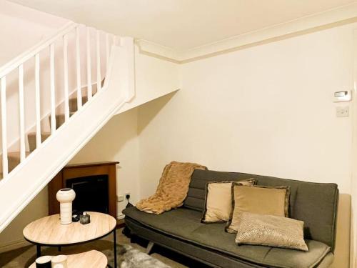 Simple House w- FREE PARKING by Manchester Airport - FREE DROP-OFF