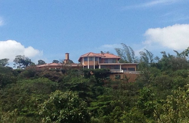 Simplemente lo mejor, increíbles vistas, piscina, comida deliciosa y un amigo en el área.
