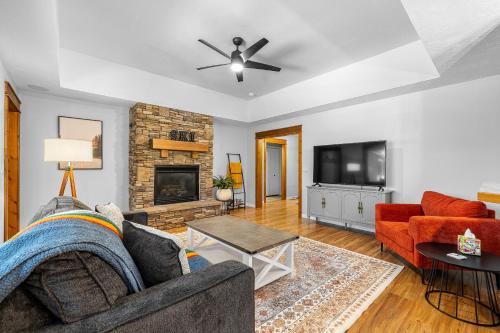 Ski Haus- Remodeled- Near Tamarack and Lake Cascade- pet ok