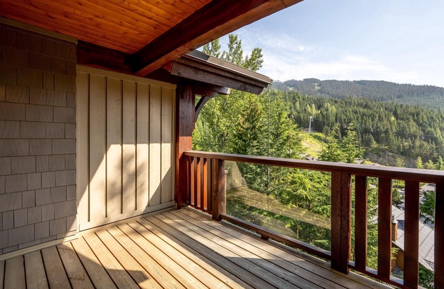 SKI IN/OUT | Spacious 4BR | Hot Tub | Garage For Gear Storage | Managed By Aloha Whistler