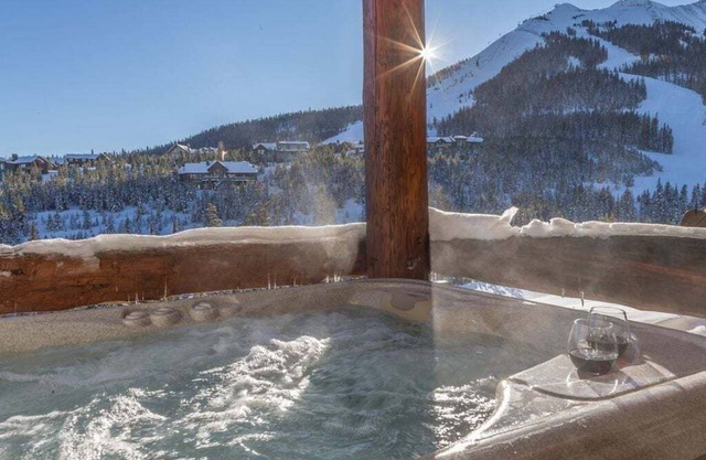Saddleridge Slopeside Retreat: servicio de entrada y salida de esquí, bañera de hidromasaje y servicio de traslado en invierno.