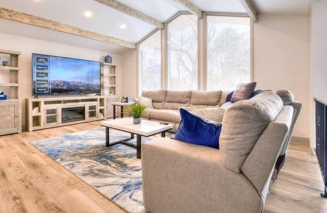 Ski Lover's Paradise: 7BR Villa Near Top Resorts