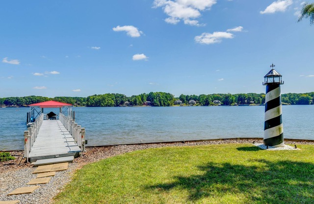 'Skipper's Lighthouse' Retreat on Lake Norman