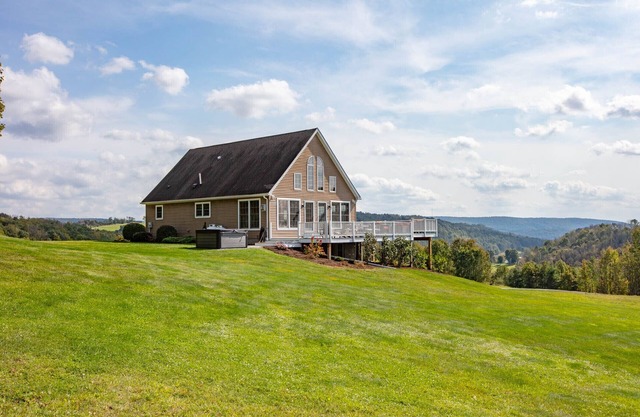 Sky High Chalet! Hermosa casa en más de 10 acres con bañera de hidromasaje, a 2 minutos de Wellsboro