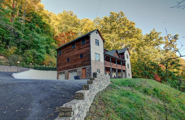 Sky Lodge Huge Asheville mountain gathering place Great views fire pit and more