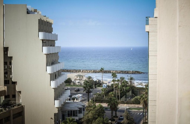 Skyline 1BR Apartment with City and Sea View by Sea N' Rent