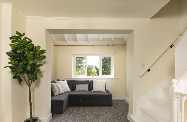 2 Bed Cottage Near London Bishop Avenue