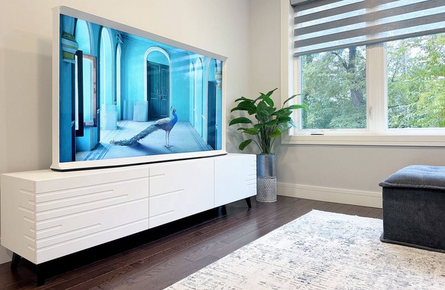 Sleek 3BR: Minimalist Style, Fire Pit, 65-inch TV, & Tech-Ready!
