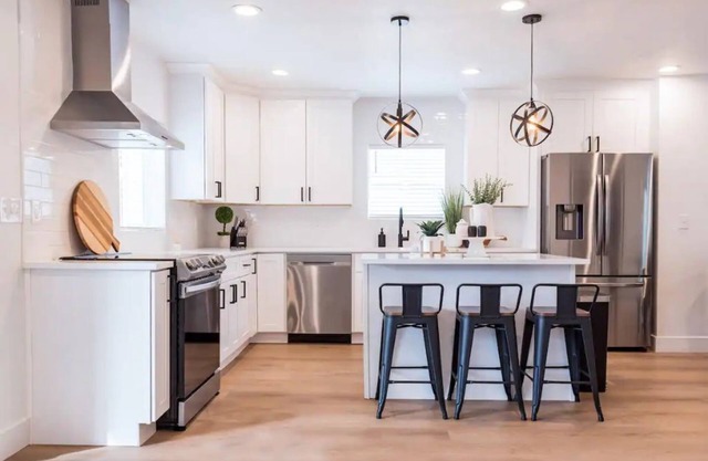 Sleek and Modern Home - New Remodel - 2 Car Garage