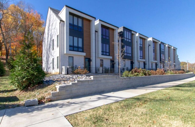 Sleek Large Retreat – 9 Beds – Modern Kitchen