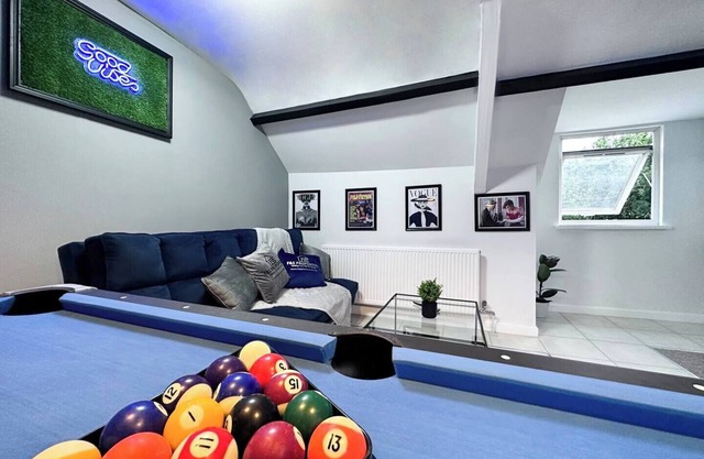 Sleek Skyward Serenity 2bed w/ Pool Table - Ystrad