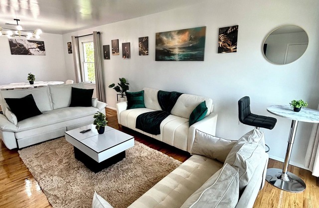 Sleeps 10+. Close to NYC. Stylish 3-bedroom 2-bath unit. 8mins from EWR