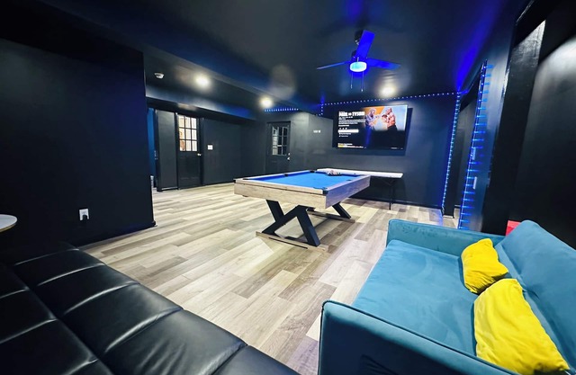 ☀️SLEEPS 12🏠 WITH PRIVATE INGROUND SWIMMING POOL/ POOL TABLE/ AMENITIES