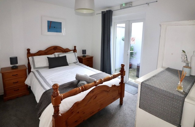 Sleeps 4 only 5 min by taxi