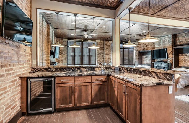 SLEEPS 6! Loft w/1 Queen & 2 Doubles, Bar, 2 TVs
