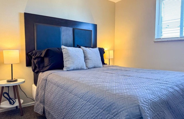 Sleeps 8! 2 Full Apartments w/ 3 Beds and Parking