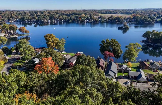 Charming Cape w/ King Suite & BBQ — Walk to Portage Lakes!