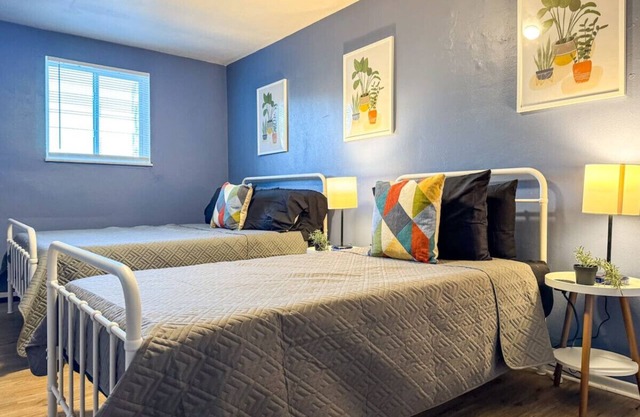 Sleeps 8! Charming 2 BR w/ 5 beds + WIFI