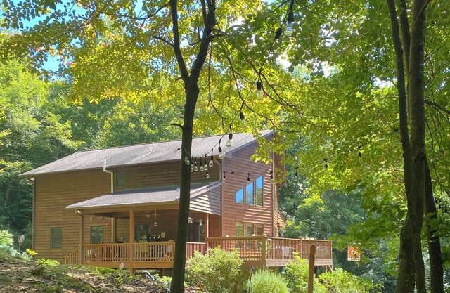 Sleepy Bear Lodge. Fire Pit + Starter Wood + Fast Starlink Wi-Fi + Full Kitchen.