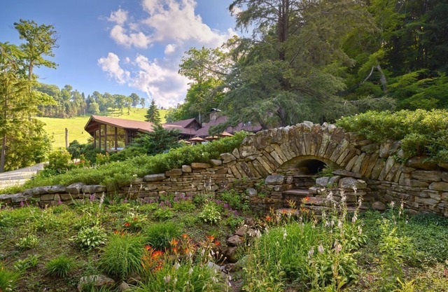 Slopeside Comfort | Queen Lodge Room in Chamption