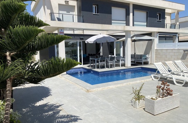 Villa elegante, de nueva construcción y contemporánea con piscina privada.