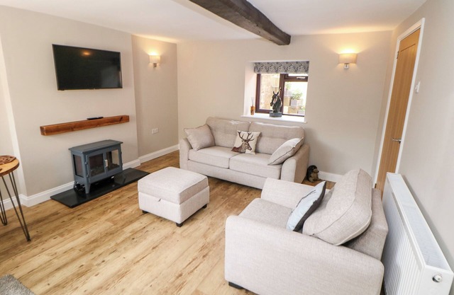 SMITHY COTTAGE, pet friendly, with a garden in Chesterfield