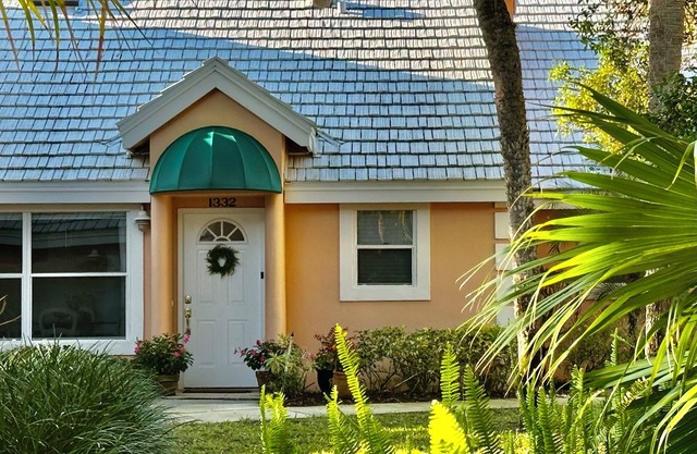 Vero Beach Charming “Cottage Condo”. Short walk to beach. Free Cleaning!