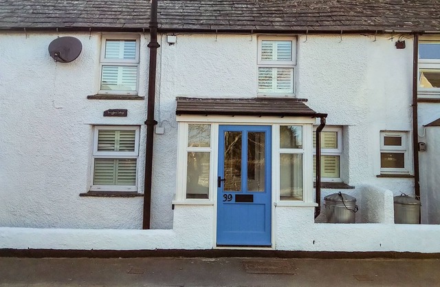 SNUGGLERS' COTTAGE, pet friendly, with open fire in Delabole