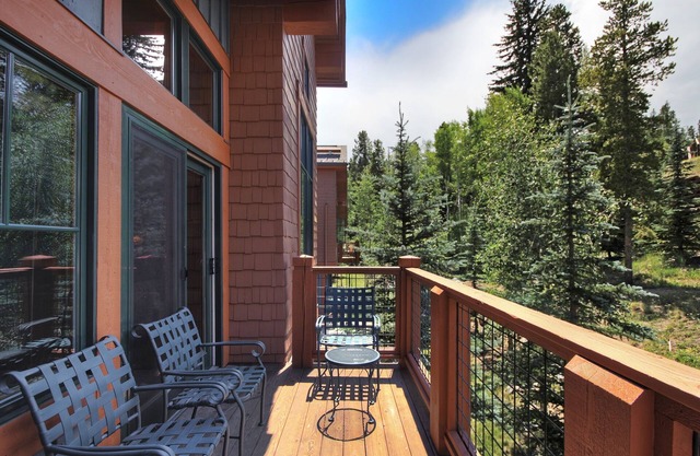 Soaring Ceilings + Mins To Gondola/apres-ski - 2br Sleeps 6 2 Bedroom Townhouse by RedAwning