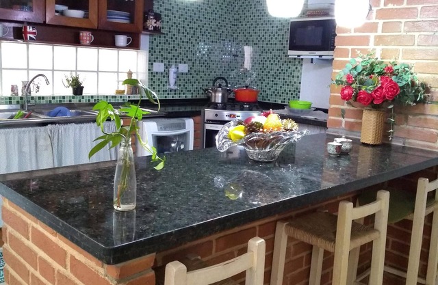Sobrado Confortable con muy verde. Jardín en el lugar y plaza en frente.