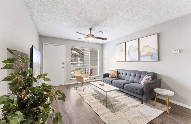SoCo 2BR corner suite w/ pool, king bed, fast WiFi