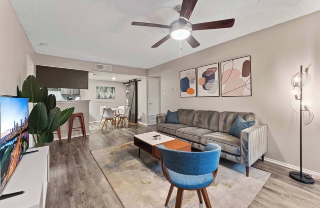 SoCo 2BR comfy suite w/ pool, king bed, fast WiFi