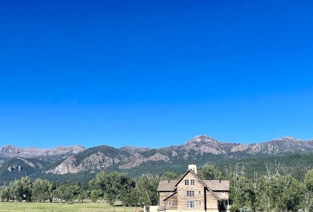 Chalet w gorgeous mountain n river views w hot tub