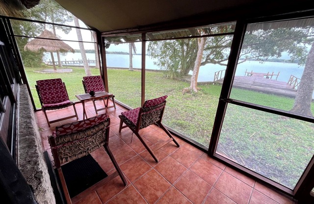 Soleada y acogedora villa de dos dormitorios al pie de lago, cerca de Bacalar
