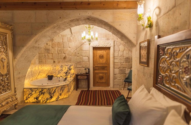 Solo Cave Suites