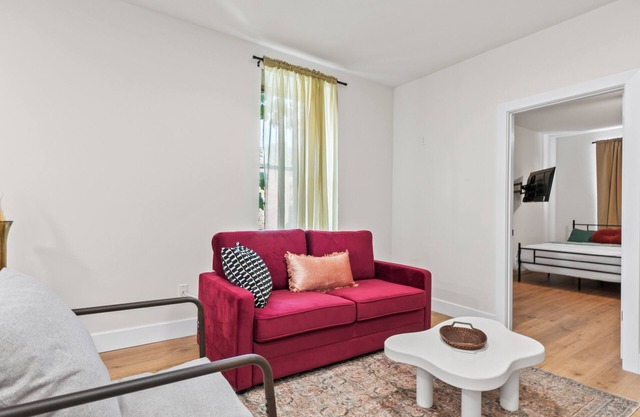 Soulard 1BR Gem: Sleeps 6, Luxe Comfort & 55” TVs