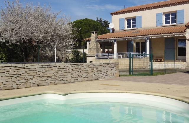 Villa familiar orientada al sur con vistas al monte