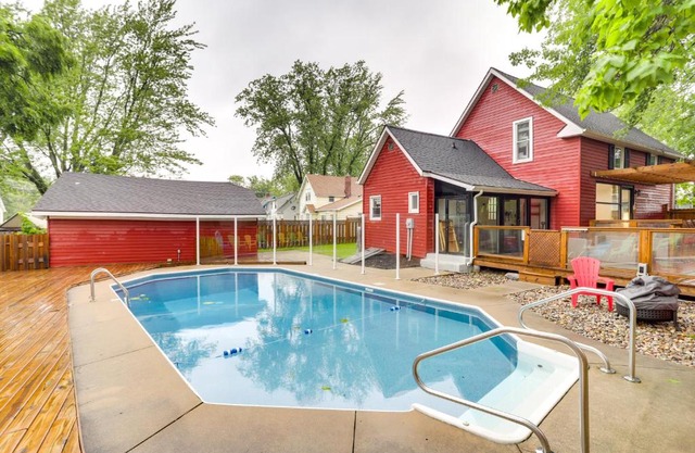 South Haven Oasis - Private Hot Tub, Pool and Grill!