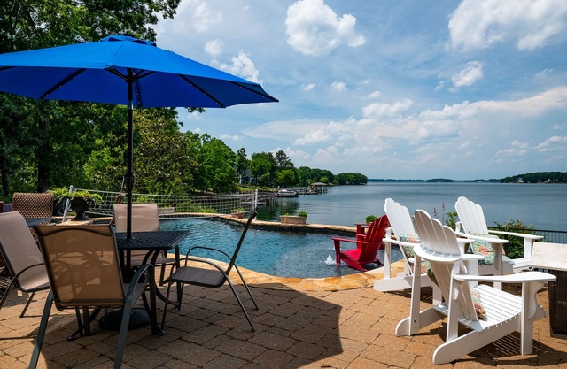 ¡TARIFAS ESPECIALES DE VERANO TARDÍO! -LAKE NORMAN- Frente al mar, piscina privada y muelle