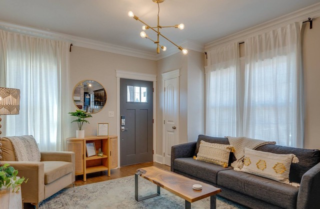 Southern Chic home 10 minutes from downtown!