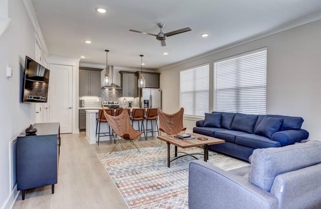 SOUTHERN VIBE Modern and Spacious 10 Min to DT