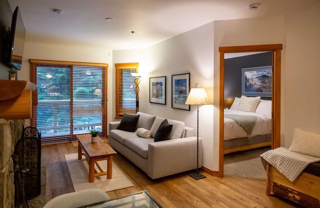 Spacious 1.5BR: 5 min to Village with Private Hot tub & Pool!