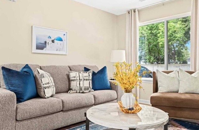 Spacious 1BR End Unit, Heart of Roseville