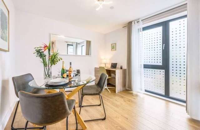 Spacious 2 bed 2 bath apt in Redhill w/ balcony
