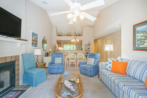 Spacious 2 Bedroom Condo- Vaulted Ceilings and Fireplace- St James Park 12-E