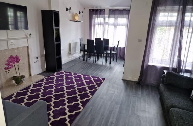 Spacious 2 Bedroom Town House INC Wifi & Netflix PLUS More