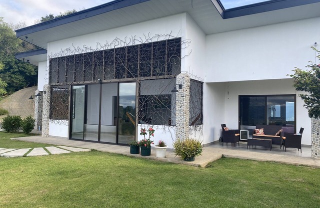 Spacious 2 BR / 2 BA Home w/ Organic Farm, Greenhouse and Breathtaking Views.